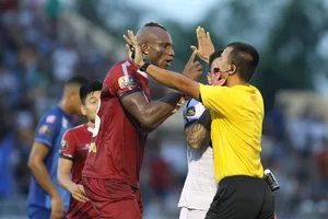 CLB TPHCM phản ứng trọng tài trên sân Tam Kỳ. Ảnh: Viết Định