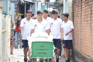 Hoạt động công tác xã hội của cầu thủ CLB Long An vào sáng 23-8. Ảnh: ANH TUẤN