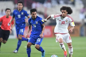 UAE (phải) gần đây chỉ hòa được Thái Lan 1-1 ở Asian Cup 2019.