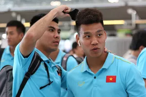 Đức Huy giúp Văn Thanh "làm đẹp" ở sân bay. Ảnh: Minh Hoàng