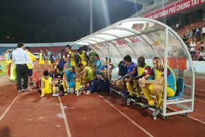 Sự thất vọng của đội Khánh Hòa sau trận đấu. Ảnh: Minh Hoàng 