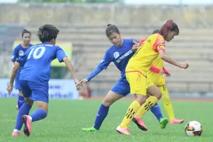 Sơn La (áo vàng) đã có trận thắng lịch sử tại giải VĐQG. Ảnh: Anh Trần