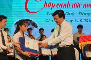 ông Ngô Văn Đông trao học bổng cho các tân sinh viên 13 tỉnh ĐBSCL. Ảnh: PHÚC NGUYỄN