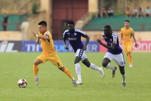 Dù rất cố gắng nhưng SLNA vẫn không thể ngăn cản CLB Hà Nội giành 3 điểm để sớm vô địch. Ảnh: Minh Hoàng