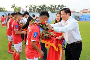 Chủ tịch HĐQT Công ty VPF trao Huy chương vàng cho đội Hà Tĩnh. Ảnh Anh Trần