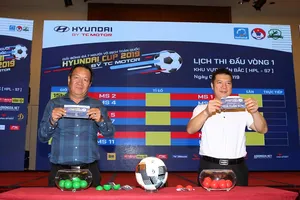 HLV Hoàng Văn Phúc và nhà báo Vũ Quang Huy tại buổi bốc thăm. Ảnh: Anh Trần