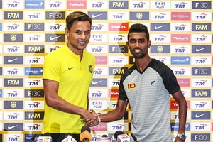 Aidil (áo vàng) đã sẵn sàng cho trận gặp ĐT Việt Nam