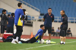 Thầy trò ông Park thoải mái trên sân tập tối 9-10. Ảnh: Minh Hoàng