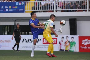 Trung vệ Đình Luật "cắt" bóng trước tiền đạo đội Văn Minh. Ảnh: Dũng Phương