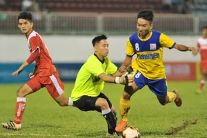 Đồng Tháp (áo vàng) rộng cửa vào bán kết sau chiến thắng 2-0 trước HA.GL. Ảnh: Nguyễn Nhân