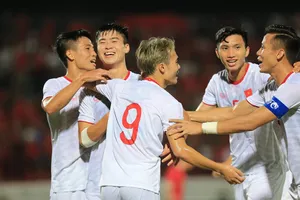 Đội tuyển Việt Nam đang trình diễn một phong thái chơi bóng khoáng đạt. Ảnh: MINH HOÀNG