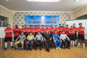 Các học viên cùng giảng viên chụp ảnh lưu niệm ở ngày khai giảng. Ảnh: Đoàn Nhật