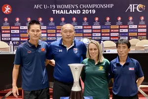 HLV các đội bảng A tại buổi họp báo. Ảnh: Đoàn Nhật