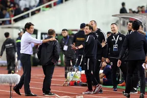 HLV Arika trong cuộc so tài cùng ông Park trên sân Mỹ Đình mới đây. Ảnh: Anh Khoa