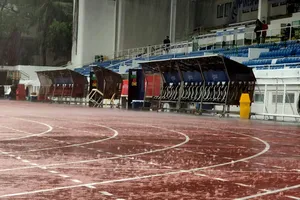 Sân Rizal Memorial chìm trong biển nước. Ảnh: KHƯƠNG DUY