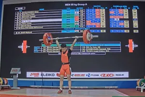 Lực sĩ Đỗ Tú Tùng đã xô ngã kỷ lục trẻ thế giới hạng cân 55kg nam.