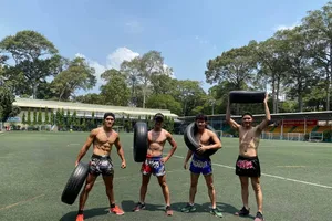 Võ sĩ Nguyễn Trần Duy Nhất cùng đồng nghiệp tập luyện tại sân Tao Đàn. Ảnh: DŨNG PHƯƠNG