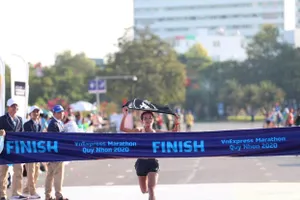 Tuyển thủ quốc gia Phạm Thị Hồng Lệ giành HCV cự ly 42km nữ cho AR Saigon. Ảnh: PHÚC NGUYỄN