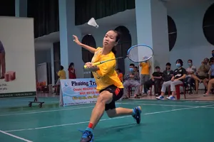 Tay vợt Vũ Thị Anh Thư bất ngờ vượt qua Vũ Thị Trang để giành ngôi vô địch đơn nữ TPHCM 2020. Ảnh: PHÚC NGUYỄN