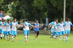 HLV Huỳnh Hồng Sơn cùng các học trò của đội ĐH Bách Khoa tập luyện trước khi vào giải.