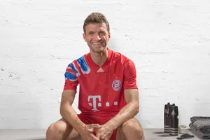 Thomas Mueller tươi cười trong mẫu áo đấu mới của Bayern Munich.