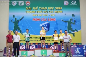 Ban tổ chức trao giải cho các VĐV giành thứ hạng cao. Ảnh: PHÚC NGUYỄN