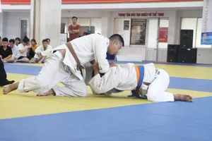 Các VĐV judo khiếm thi thi đấu tại Cúp các CLB toàn quốc 2020. Ảnh: NGUYỄN ANH