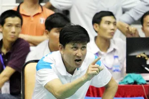 HLV Phạm Văn Long khá bức xúc trước cách điều hành chưa ổn của một số trọng tài.