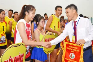 Ông Lê Trí Trường (phải, TTK Liên đoàn Bóng chuyền Việt Nam).