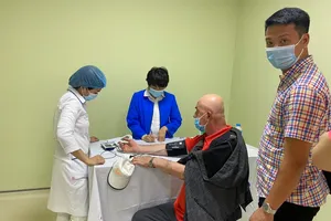 Các chuyên gia và tuyển thủ đầu tiên của thể thao Việt Nam được tiêm vaccine phòng Covid-19. Ảnh MINH CHIẾN