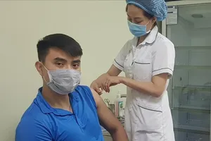 Tuyển thủ Vũ Thành Anh được tiêm vaccine Covid-19. Ảnh: Tổng cục TDTT