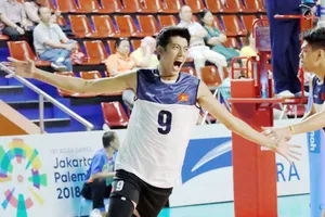 Phụ công Phạm Thái Hưng tự hào khi tham gia ngày bầu cử toàn quốc 23-5. Ảnh: NHẬT ANH