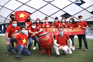 Các cổ động viên của đội tuyển Việt Nam tại UAE. Ảnh: KHƯƠNG DUY