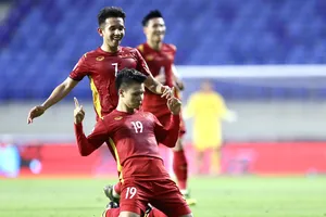 Quang Hải ăn mừng sau siêu phẩm sút xa của mình. Ảnh: KHƯƠNG DUY