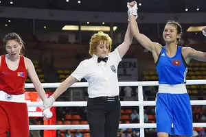 Võ sĩ Nguyễn Thị Tâm (phải) đang chờ được trao vé đến Nhật Bản.