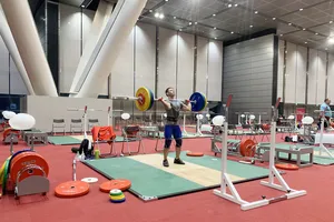 Lực sĩ Thạch Kim Tuấn tập luyện tại phòng tạ. Ảnh: T.S