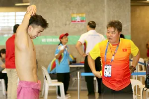 Chuyên gia Hoang Gou Hui (phải) từng dẫn dắt kình ngư Nguyễn Huy Hoàng thi đấu ở nhiều sự kiện quốc tế.