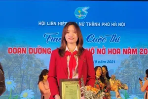 Nữ võ sĩ Nguyễn Thị Tâm được vinh danh là "Phụ nữ thủ đô tiêu biểu năm 2021". Ảnh: NHƯ CƯỜNG