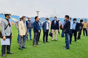 Đại diện Bộ VH-TT-DL và Tổng cục TDTT kiểm tra tiến độ sửa chữa sân Mỹ Đình vào ngày 19-10. Ảnh: T.S