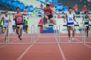 Quách Công Lịch (giữa) chưa thể giúp Thanh Hoá giành HCV ở nội dung tiếp sức. Ảnh: MINH HOÀNG