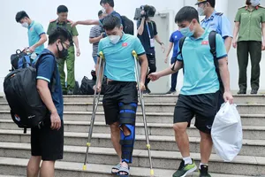 Văn Xuân khó khăn trong di chuyển. Ảnh: DŨNG PHƯƠNG