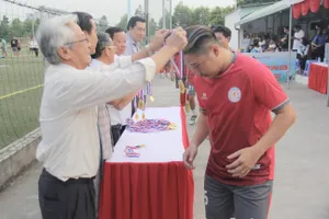 Ban tổ chức giải trao Huy chương cho đội vô địch