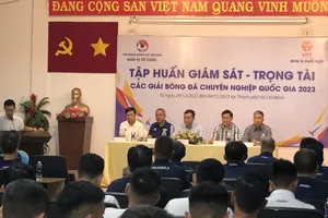 Chủ tịch VFF Trần Quốc Tuấn và Phó chủ tịch VFF Trần Anh Tú đến dự lễ khai mạc 