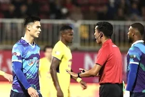 Sai lầm của trọng tài Trần Ngọc Nhớ đã làm Topenland Bình Định mất điểm oan trong trận gặp HA.GL trên sân Pleiku mùa bóng 2022