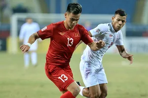 Tấn Tài nỗ lực đi bóng trước sự bám sát của cầu thủ Myanmar
