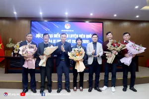 Lãnh đạo VFF trao hoa chúc mừng các thành viên được bầu vào Hội đồng HLV quốc gia khóa 9