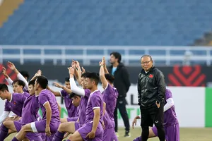 Thầy trò HLV Park Hang-seo đã di chuyển sớm sang Indonesia để chuẩn bị cho trận bán kết lượt đi
