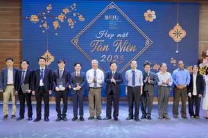 Ông Nguyễn Văn Hùng – Chủ tịch HĐQT Tổng công ty Becamex IDC; ông Đặng Minh Hưng – Nguyên PCT UBND tỉnh Bình Dương – trao kỷ niệm chương nhằm tri ân những đóng góp của Thầy Nguyễn Tấn Lợi – Chủ tịch Hội đồng Trường, TS. Ngô Minh Đức – Hiệu trưởng nhà trường.