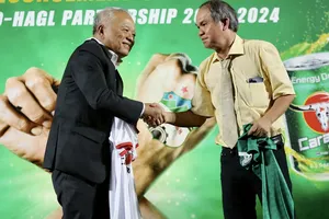 Chủ tịch tập đoàn Carabao Sathientham bắt tay bầu Đức ở buổi ra mắt