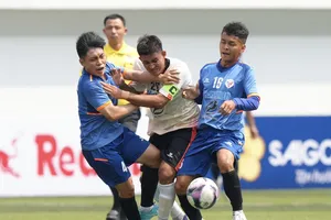 Ngày đầu khai mạc đã có những "cơn mưa" bàn thắng trên sân Trường ĐH Tôn Đức Thắng. Ảnh: DŨNG PHƯƠNG